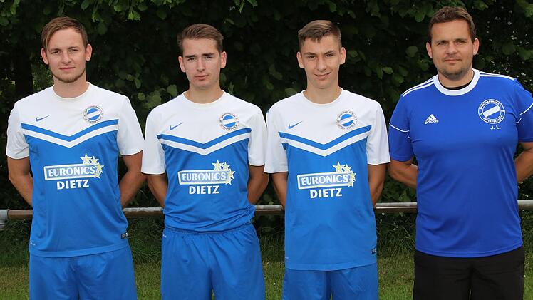 Die Neuzugänge der Spfr. Unterpreppach, des Aufsteigers in die Fußball-Kreisliga Coburg/Lichtenfels, von links: Julian Griebel (FC Augsfeld), Luca Herbst (TSV Burpreppach), Luca Fromm (SVM Untermerzbach), Trainer Jürgen Lutsch. Foto: Dietz