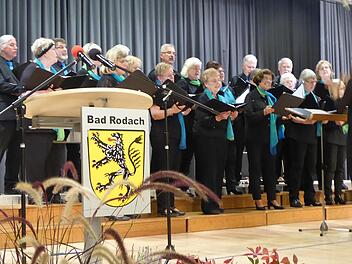 Die Sängervereinigung Bad Rodach bei ihrer Darbietung in der Gerold-Strobel-Halle, vorne rechts: Chorleiterin Julia Lucas  Fotos: Volker Gundel