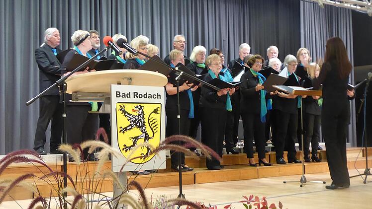 Die Sängervereinigung Bad Rodach bei ihrer Darbietung in der Gerold-Strobel-Halle, vorne rechts: Chorleiterin Julia Lucas  Fotos: Volker Gundel