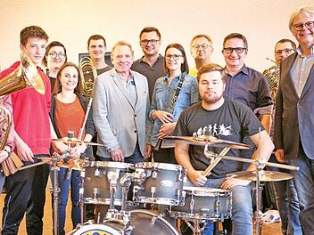 Inmitten von zufriedenen Musiker sind die Lions-Vertreter bei der Übergabe des Drum-Sets. Foto: Tim Birkner