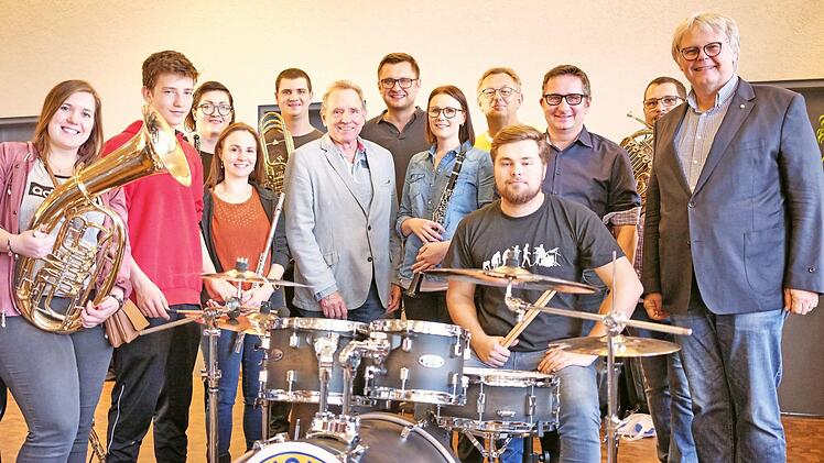 Inmitten von zufriedenen Musiker sind die Lions-Vertreter bei der Übergabe des Drum-Sets. Foto: Tim Birkner