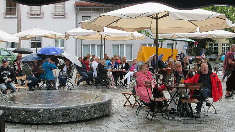 Als widerstandsfähiges Publikum erwiesen sich die Zuhörer des Tamara-Project-Konzerts. Auch der anhaltende Regen konnte sie nicht vergraulen.  Foto: Winfried Ehling