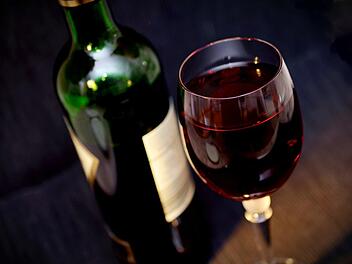 Studie belegt: Intelligente Menschen leben oft ungesünder und genehmigen sich öfter mal ein Glas Wein.