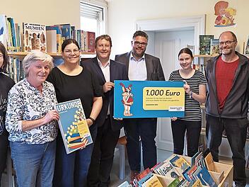 Freude über die Auszeichnung der Gemeindebücherei in Weilersbach: Selina Simmerlein (Mitarbeiterin Bücherei), Klara Seiler (Leitung Bücherei), Anja Amon (Mitarbeiterin), Ralf Schwarz (Kommunalbetreuer des Bayernwerks), Bürgermeister Marco Friepes...