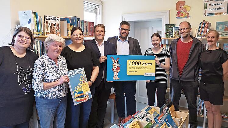 Freude über die Auszeichnung der Gemeindebücherei in Weilersbach: Selina Simmerlein (Mitarbeiterin Bücherei), Klara Seiler (Leitung Bücherei), Anja Amon (Mitarbeiterin), Ralf Schwarz (Kommunalbetreuer des Bayernwerks), Bürgermeister Marco Friepes...