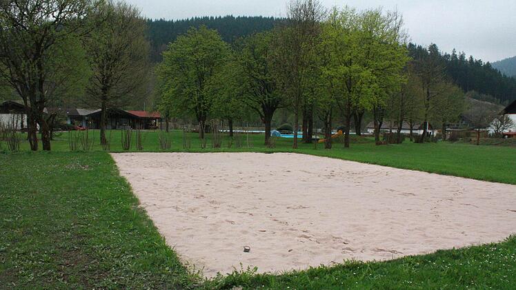 Das Netz für das Beach-Volleyballfeld muss noch aufgestellt werden.