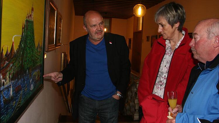 Manfred Stopfer im Gespräch mit Stadtrat Knud Espig und seiner ehemaligen Kollegin Karin Witzgall, die die Kunstausstellung im Rathaus vermittelt hat.