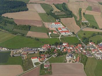 Aus der Luft ist der aktuelle Baufortschritt bei der Erweiterung der Firma Schoppel im Gewerbegebiet "Frickendorf-Nord" gut ersichtlich (oben). Zur Orientierung: links ist das Sägewerk Dünisch zu sehen, rechts oben der neue Friedhof.  Foto: privat