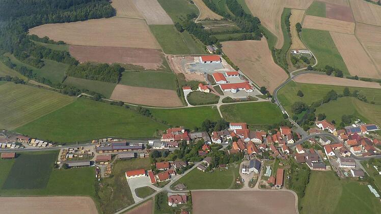 Aus der Luft ist der aktuelle Baufortschritt bei der Erweiterung der Firma Schoppel im Gewerbegebiet "Frickendorf-Nord" gut ersichtlich (oben). Zur Orientierung: links ist das Sägewerk Dünisch zu sehen, rechts oben der neue Friedhof.  Foto: privat