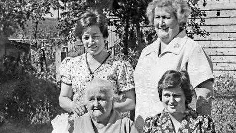 Anno 1974: Schon damals gab es in der Lahmstraße eine Familie mit fünf Generationen. Hinten von links: Die damalige Großmutter Hannelore Gagel und die Urgroßmutter Resi Stoll, vorne von linksl Ur-Ur-Großmutter Sophie Gruber mit der kleinen Nicole und die Mutter Christine Brendel.  Repro: kag