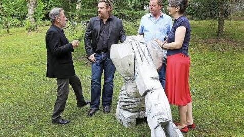 Zeigen ihre Kunstwerke im Park des Theaters: Jan Polacek, Dierk Berthel und Peter Picciani. Rechts Theater-Leiterin Anne Maar.