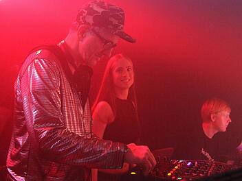 Dr. Motte, wie sich der Berliner Matthias Roeingh nennt, sorgte ab Mitternacht im Schützenheim Presseck für Partystimmung. Foto: Sonny Adam