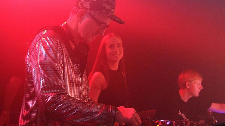 Dr. Motte, wie sich der Berliner Matthias Roeingh nennt, sorgte ab Mitternacht im Schützenheim Presseck für Partystimmung. Foto: Sonny Adam