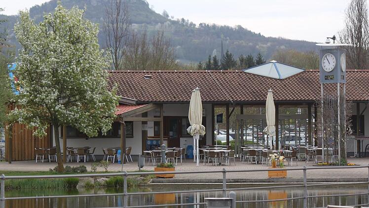 Der Kiosk am Eingang des Kurparks mit dem Staffelberg im Hintergrund Foto: Matthias Einwag