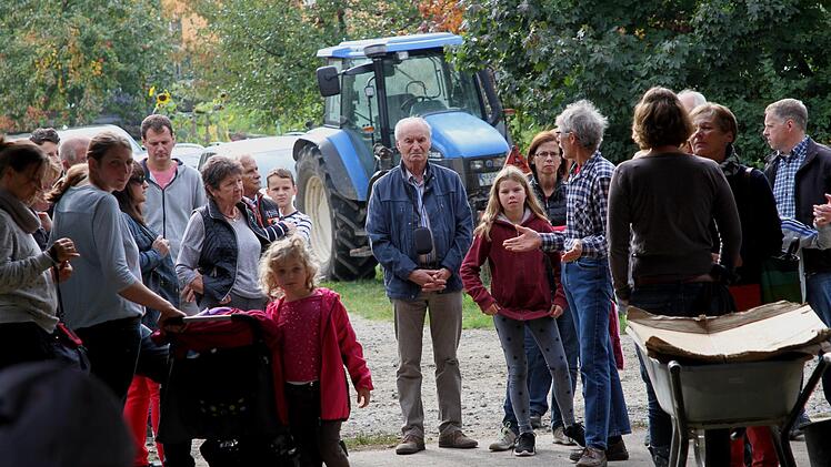 Zahlreiche Besucher, darunter viele Eltern mit ihren Kindern, nutzten die Möglichkeit zur Stallführung im Betrieb des Limbacher Bio-Landwirts.