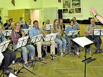Die Musiker der Stadtkapelle proben mit ihrem Dirigenten Thomas Besand für die Matinee am Sonntag auf dem Kulmbacher Marktplatz.  Foto: Werner Reißaus