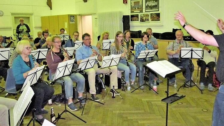 Die Musiker der Stadtkapelle proben mit ihrem Dirigenten Thomas Besand für die Matinee am Sonntag auf dem Kulmbacher Marktplatz.  Foto: Werner Reißaus