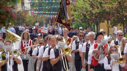 Auch die Musikvereinigung Ebensfeld wirkte nat&uuml;rlich mit - hier in der mit Girlanden geschm&uuml;ckten Untere Stra&szlig;e.Mario Deller