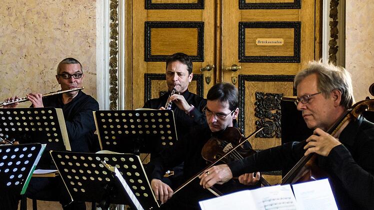 "Very British": Eine heitere musikalische Teestunde bietet das Kinderkonzert im Spiegelsaal des Landestheaters mit der Sopranistin Laura Incko und Musikern des Philharmonischen Orchesters.Foto: Jochen Berger