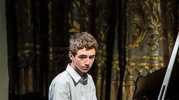 Impressionen von der Matinee "Jugend spielt für Jugend" im Landestheater Coburg: Vincent Krauß am KlavierFoto: Jochen Berger