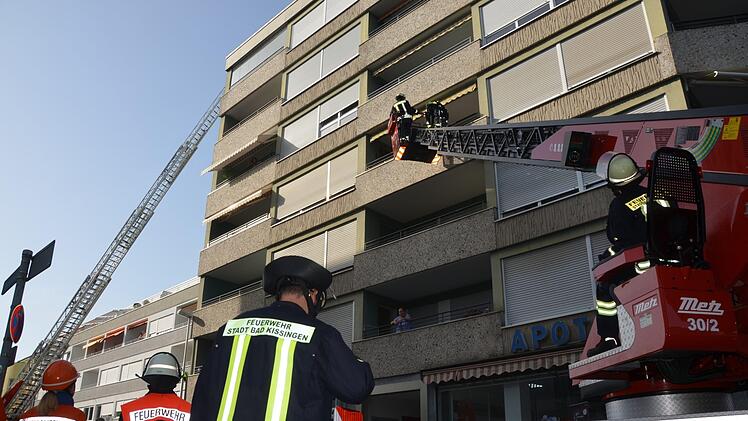 In Unterfranken brennt ein Mehrfamilienhaus. Die Feuerwehr ist vor Ort und leitet die Evakuierung.  Foto: Peter Rauch