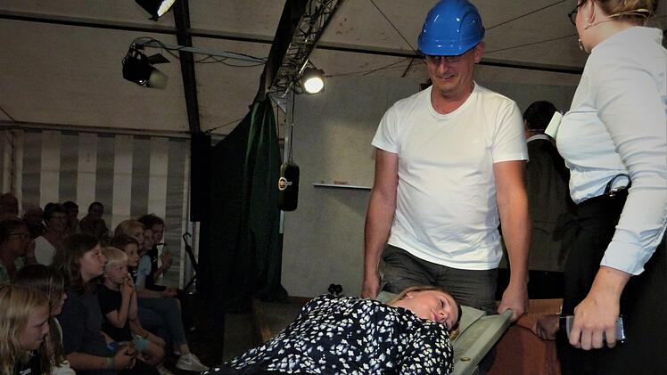 JVA-Leiterin Dr. Sandra Reschke (Annika Schott) erleidet einen Zusammenbruch und wird von Sanitäterin abtransportiert . Rechts Ramona Schmidtgall als Justizbeamtin. Foto: Werner Reißaus