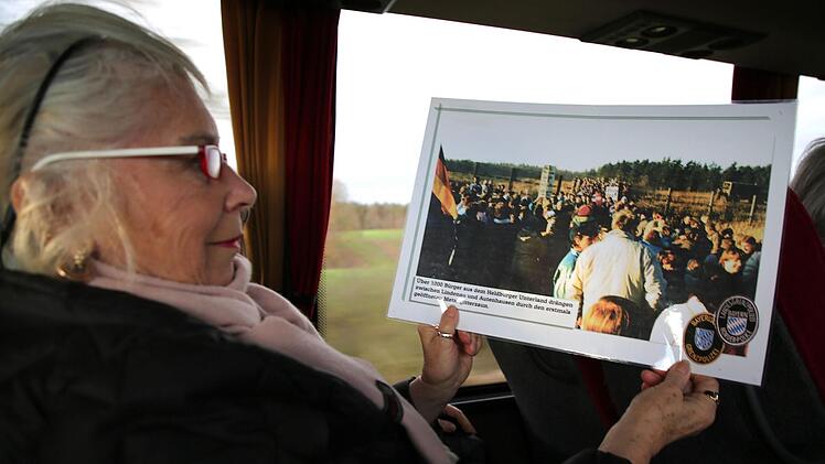 Rosemarie Späth hat ein Foto von der Grenzöffnung in Erlenbach mitgebracht.  Fotos: Bettina Knauth