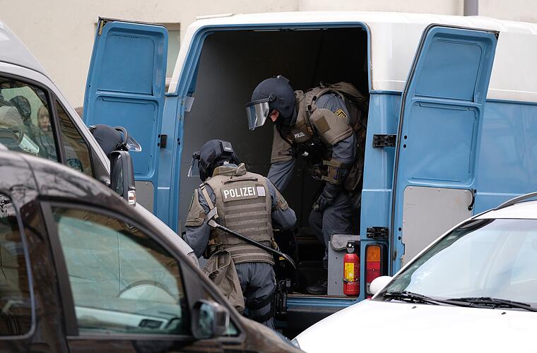 SEK-Einsatz in Lisberg: Mann bedroht 20-Jährige und wird festgenommen - Polizei macht Fund