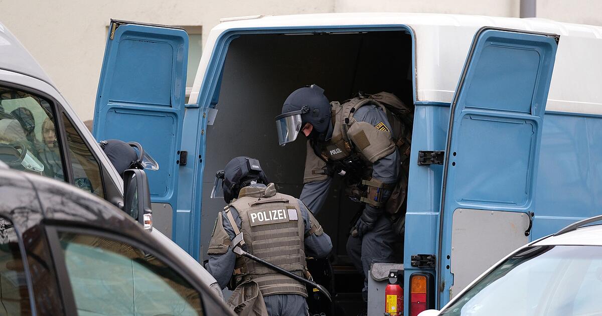 Bedrohung in Erlangen-Büchenbach: Polizei nimmt Mann mit Waffen fest