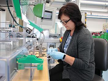 Präzessionsarbeit: Für Kleinserien vermisst Mitarbeiterin Inna Seremetha die Teile eines Kugellagers und füllt dann Kugeln der dazu passenden Größe ein. Foto: Ralf Ruppert