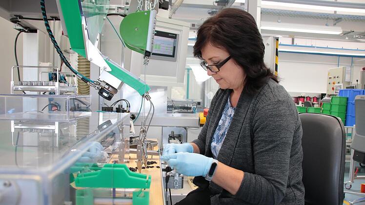 Präzessionsarbeit: Für Kleinserien vermisst Mitarbeiterin Inna Seremetha die Teile eines Kugellagers und füllt dann Kugeln der dazu passenden Größe ein. Foto: Ralf Ruppert