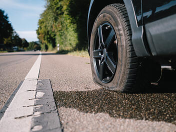 Auto, Reifenplatzer, Autobahn, Panne