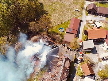 Feuerwehr verhindert bei Scheunenbrand im Kreis Bayreuth Schlimmeres