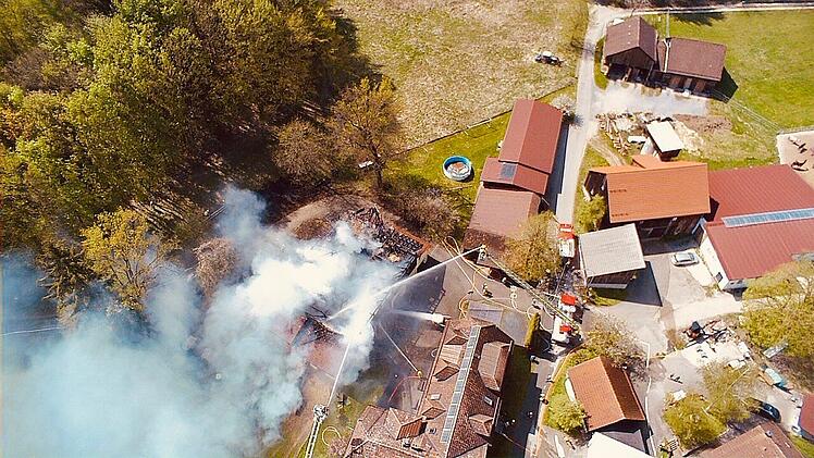 Feuerwehr verhindert bei Scheunenbrand im Kreis Bayreuth Schlimmeres