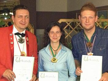 Den "Narr von Europa" erhielten die ÖFG-Mitglieder (von links) Klaus Greubel, Tina Huschens und Lukas Metz.  Fotos: Günther Straub