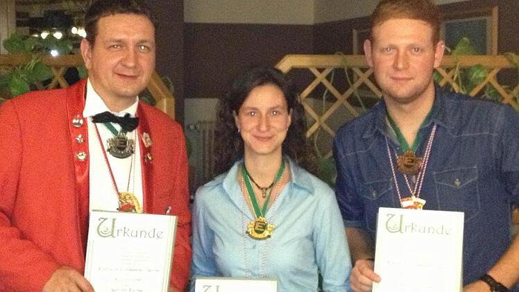 Den "Narr von Europa" erhielten die ÖFG-Mitglieder (von links) Klaus Greubel, Tina Huschens und Lukas Metz.  Fotos: Günther Straub