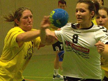 Energisch packt Großlangheims Spielertrainerin Kerstin Weckert zu, um Lisa König (8) vom FC Bad Brückenau am Wurf zu hindern. Foto: Thomas