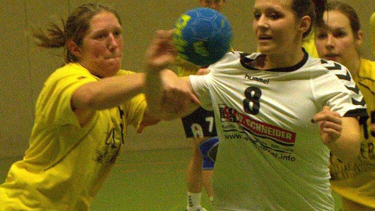 Energisch packt Großlangheims Spielertrainerin Kerstin Weckert zu, um Lisa König (8) vom FC Bad Brückenau am Wurf zu hindern. Foto: Thomas