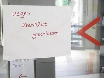Gar nicht so selten: Der Schalter am Bahnhof ist wegen Krankheit geschlossen. Foto: Thomas Mäuser