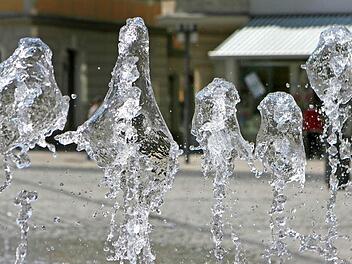 Diese tanzenden Wasserfontänen sind zwar kein Trinkwasser, aber garantiert städtisch. Um die Auswirkung der geplanten EU-Richtlinie für die Vergabe von Trinkwasserkonzessionen geht es am Freitag bei der Podiumsdiskussion "Der Kampf ums Trinkwasser". Dabei kommt auch ein Vertreter des international tätigen Veolia-Konzerns zu Wort. Foto: Simone Bastian
