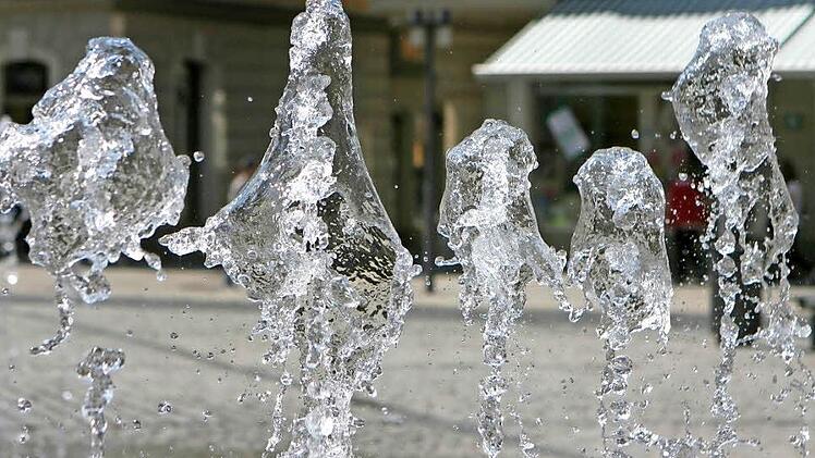 Diese tanzenden Wasserfontänen sind zwar kein Trinkwasser, aber garantiert städtisch. Um die Auswirkung der geplanten EU-Richtlinie für die Vergabe von Trinkwasserkonzessionen geht es am Freitag bei der Podiumsdiskussion "Der Kampf ums Trinkwasser". Dabei kommt auch ein Vertreter des international tätigen Veolia-Konzerns zu Wort. Foto: Simone Bastian