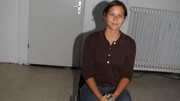 Lea Gulich vom Stadtumbaumanagement nimmt im "Verhörzimmer" Platz und freut sich über das gelungene Ambiente. Sie möchte mit den Tatort-Veranstaltungen die leeren Objekte in den Fokus der Aufmerksamkeit stellen.