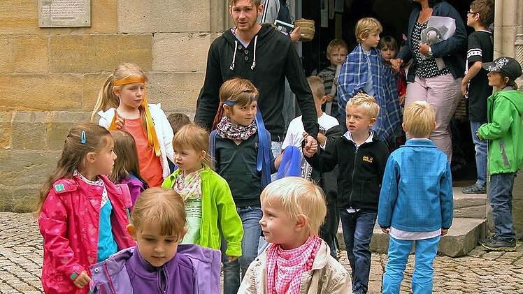 Gruppenweise verließen die Kinder nach ihrer Jubiläumsfeier die Klosterkirche. Foto: Klaus Oelzner