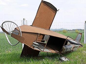 Eine Flugzeugattrappe symbolisiert für die Gegner eines neuen Verkehrslandeplatzes bei Neida den Absturz des Vorhabens. Foto: CT-Archiv