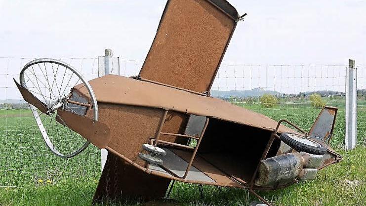 Eine Flugzeugattrappe symbolisiert für die Gegner eines neuen Verkehrslandeplatzes bei Neida den Absturz des Vorhabens. Foto: CT-Archiv