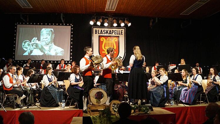 Auf eine Reise in die Natur nahm die Blaskapelle die Besucher mit. Das Orchester - auf unserem Foto mit den Hornisten Tobias Keßler (links) und Sebastian Dees - begeisterte vor vollem Haus.  Foto: Stefan Geiger