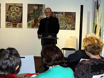 KKV-Vorsitzender Karol J. Hurec ging bei der Jahresausstellung auch auf die aktuellen Herausforderungen des Kunstvereins ein.  Foto: Michael Wunder