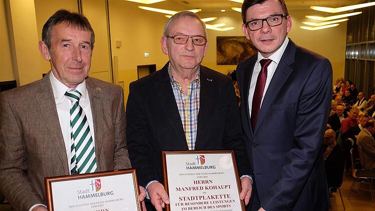 Amand Kuchenbrod und Manfred Kohaupt erhielten die Stadtplakette aus den Händen von Bürgermeister Armin Warmuth. Foto: Gerd Schaar