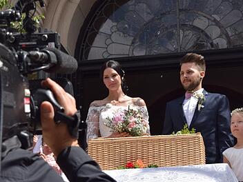 Kristin und Dominik haben Ja gesagt! Nach der Trauung wird das frisch vermählte Paar vor der Kirche gefilmt. Foto: Daniela Pondelicke