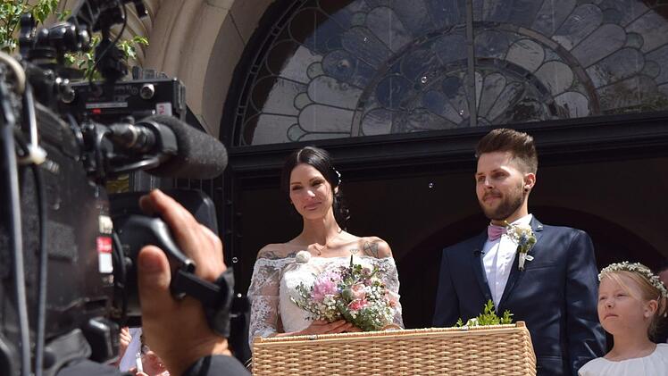 Kristin und Dominik haben Ja gesagt! Nach der Trauung wird das frisch vermählte Paar vor der Kirche gefilmt. Foto: Daniela Pondelicke